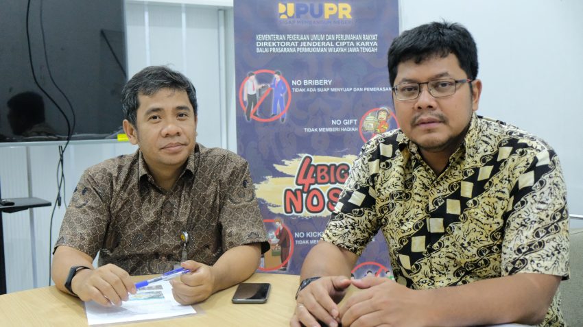 Kepala Balai Prasarana Permukiman Wilayah, Kuswara (kiri) dan Kepala Satuan Kerja Pelaksana Prasarana Permukiman Wilayah II (BPPW) Jawa Tengah Kementerian PUPR, Anggoro Putro (kanan) di Kantor Balai Prasarana dan Permukiman Wilayah (06/10/2023)
